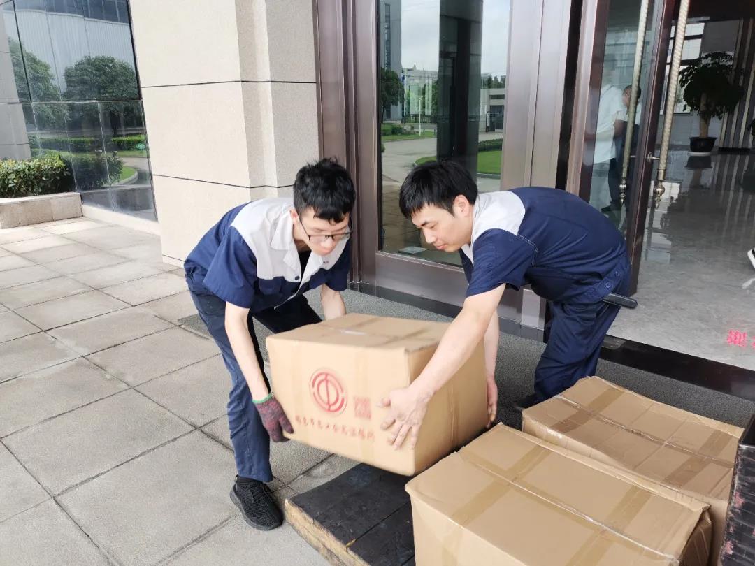 “夏日送清涼”，通力向生產一線員工分發市總工會夏日慰問品